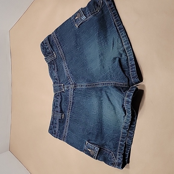 Old Navy. Size 2, 3" Inseam Cargo Shorts. Medium Wash, Excellent Used Condition - Picture 4 of 8